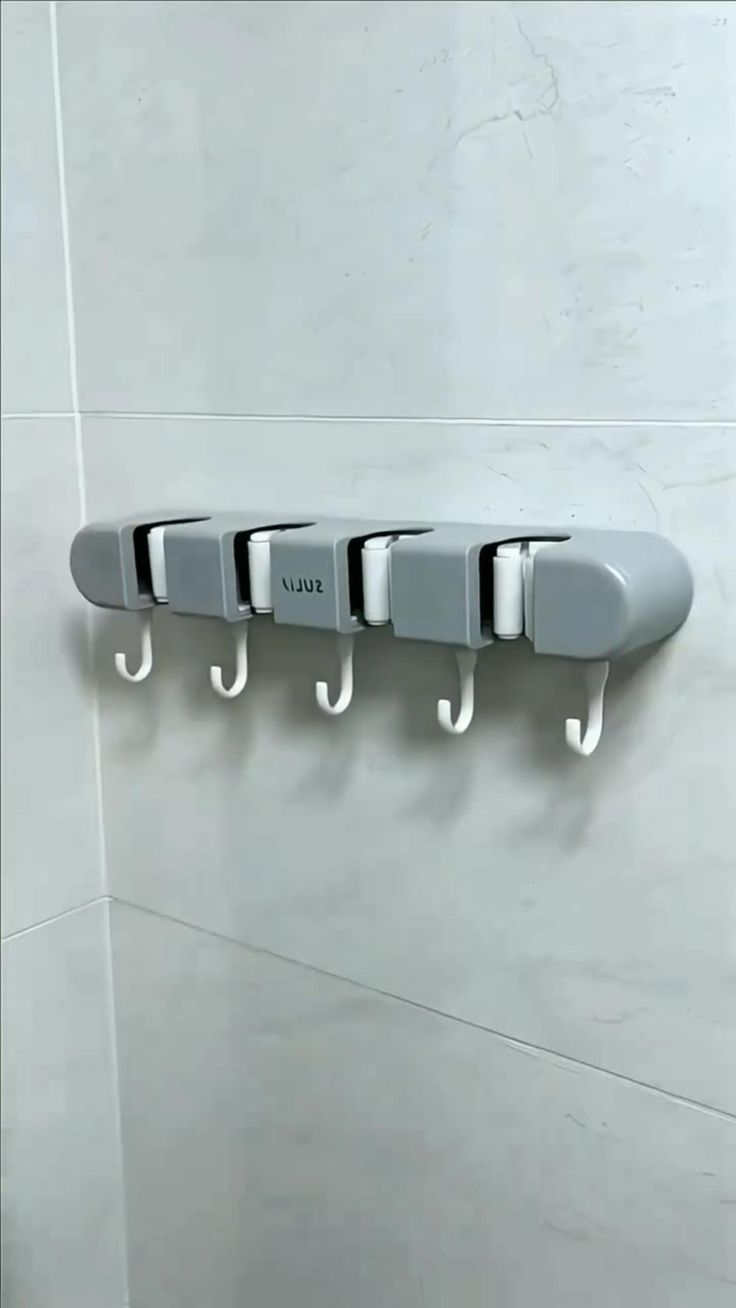 حامل المكانس